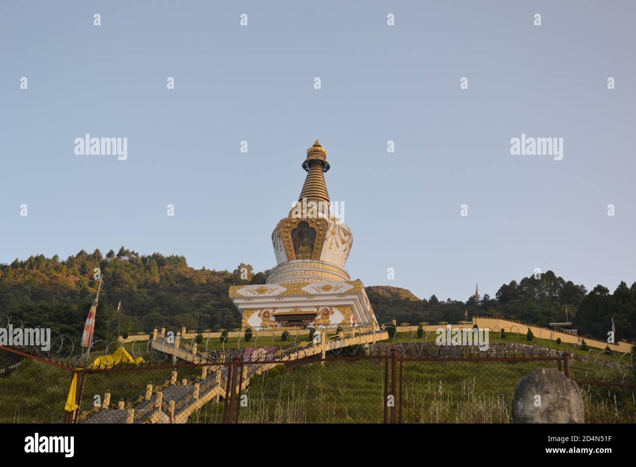 Una scuola buddista chiamata gumba. La foto è di gumba chiamato 'chiseni' sulle colline di Kathmandu, Nepal. È un posto bellissimo per il turismo. Foto Stock