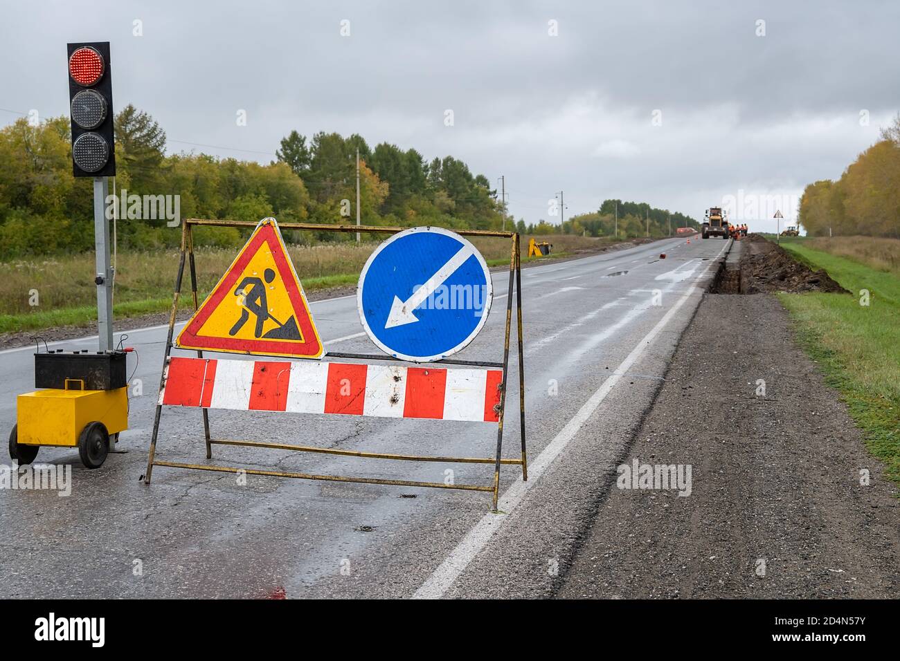 segni di riparazione della strada su una strada di campagna Foto Stock