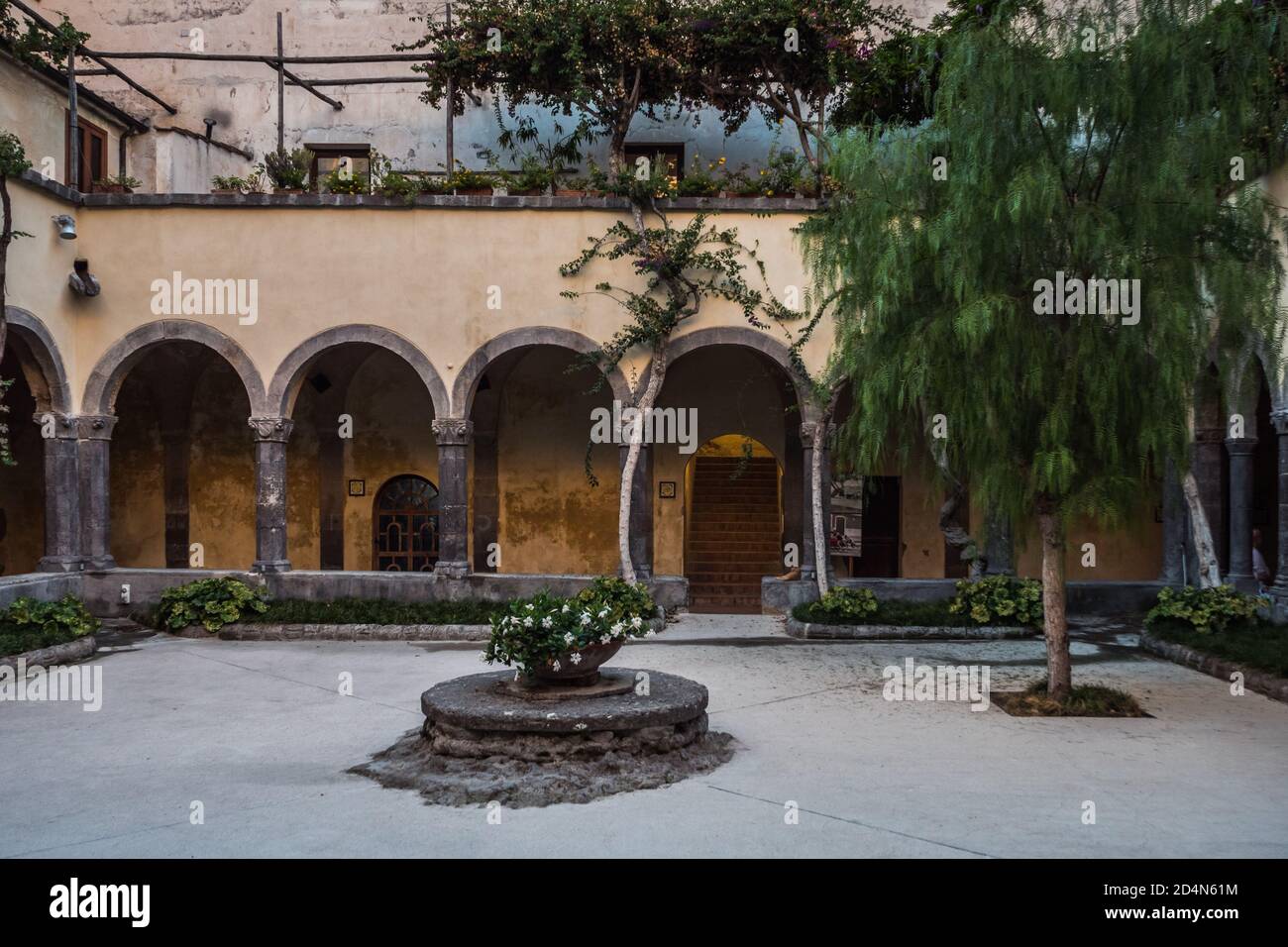 Sorrento - 26 2020 agosto: Chiostri di San Francesco Chiostro o cortile con portico, pozzo e albero Foto Stock