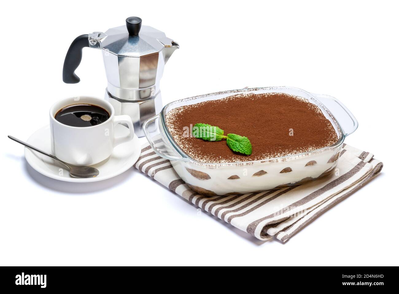 Tradizionale dessert italiano tiramisù in teglia di vetro, macchina per caffè e tazza di espresso fresco isolato su sfondo bianco con percorso di ritaglio Foto Stock