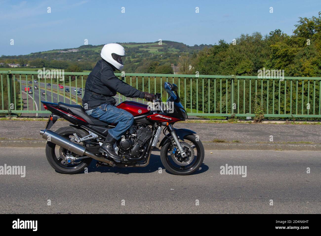 2017 rosso Yamaha Tracer 700 Mt-07; motociclista; trasporto a due ruote, moto, veicolo, strada, moto, motociclisti a Chorley, Regno Unito Foto Stock
