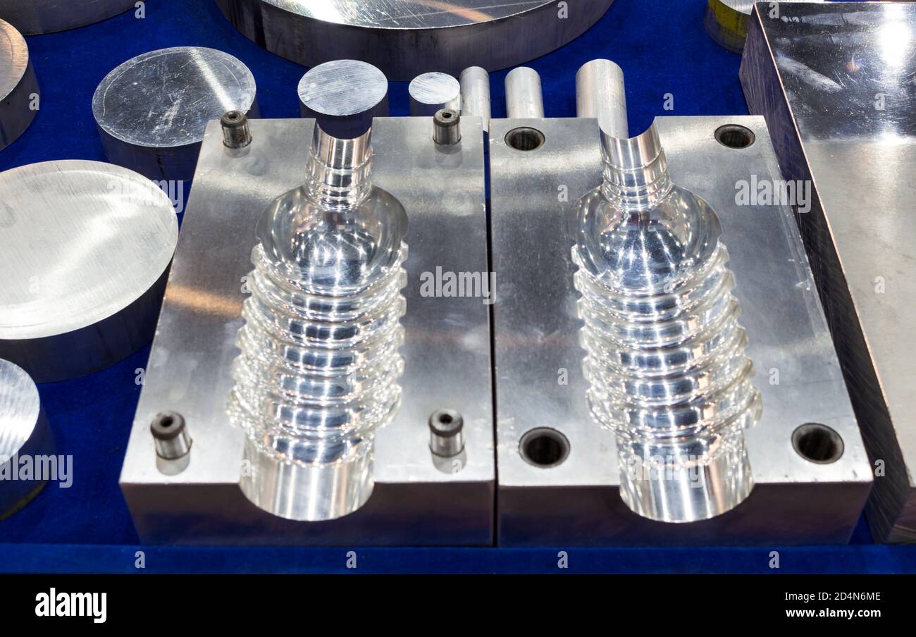 Utensili per iniezione di bottiglie in plastica e materie prime in acciaio Foto Stock