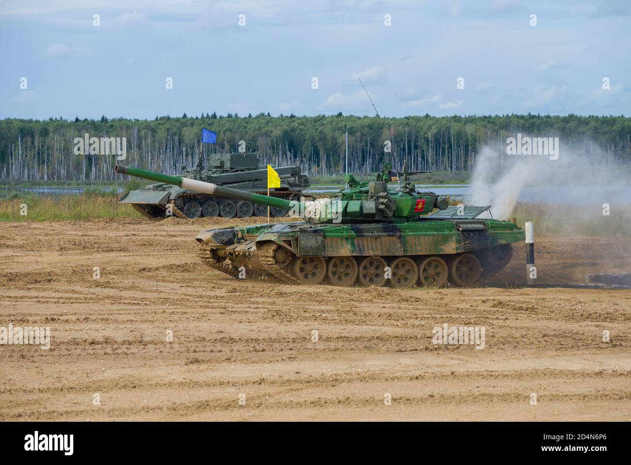 ALABINO, RUSSIA - 27 AGOSTO 2020: T-72B3 carro armato della squadra kirghiza sulla pista di biathlon. Giochi dell'esercito internazionale Foto Stock