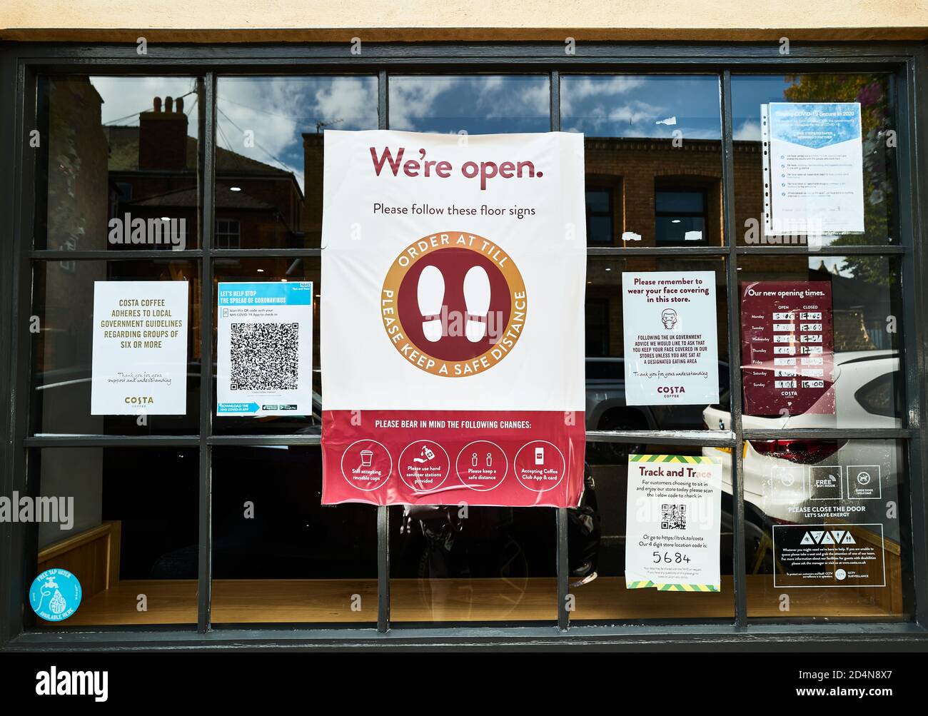 Avviso "siamo aperti" sulla finestra del negozio Costa Coffe di Oakham, Rutland, Inghilterra, durante l'epidemia di coronavirus, ottobre 2020. Foto Stock