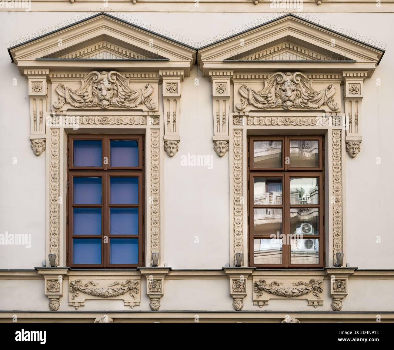 Dettaglio architettonico con le finestre di un vecchio edificio. Antica architettura vintage nel centro di Bucarest, Romania. Foto Stock