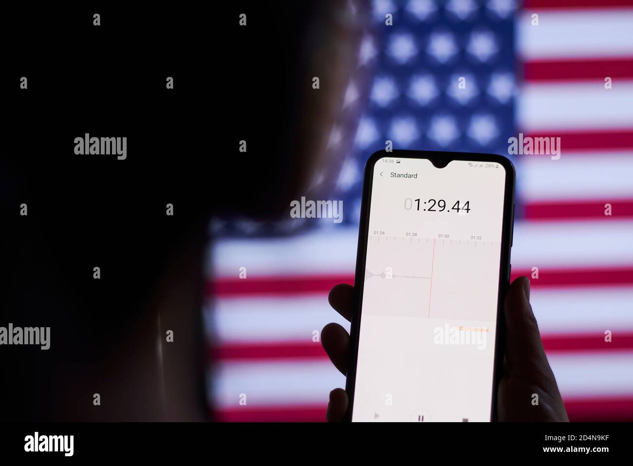 Ufficiale del servizio segreto DEGLI STATI UNITI che registra conversazioni diplomatiche con un ascolto speciale dispositivo Foto Stock