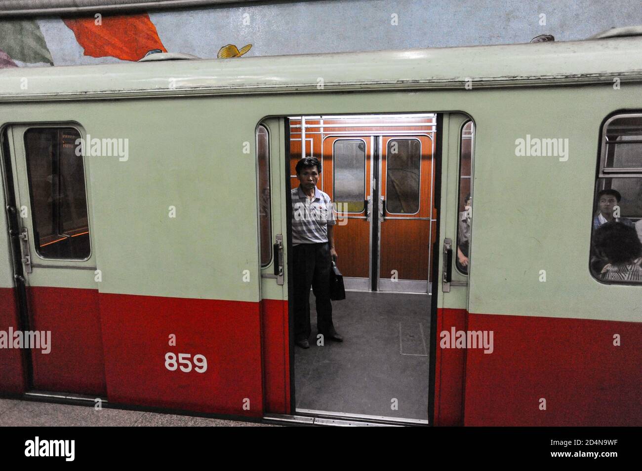 09.08.2012, Pyongyang, Corea del Nord, Asia - i pendolari attendono il viaggio successivo all'interno di un treno della metropolitana di Pyongyang alla stazione della metropolitana. Foto Stock