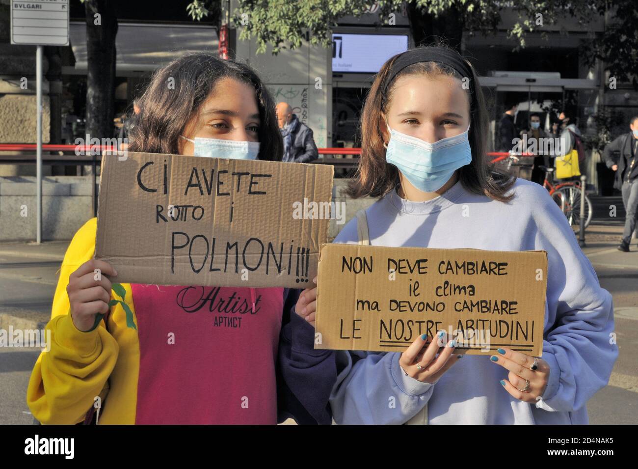 Milano (Italia), 2020 ottobre, i giovani del venerdì per il futuro, dopo l'interruzione dovuta all'epidemia di Covid 19, tornano in piazza per protestare contro il cambiamento climatico, cercando di rispettare le misure di sicurezza healt. Foto Stock