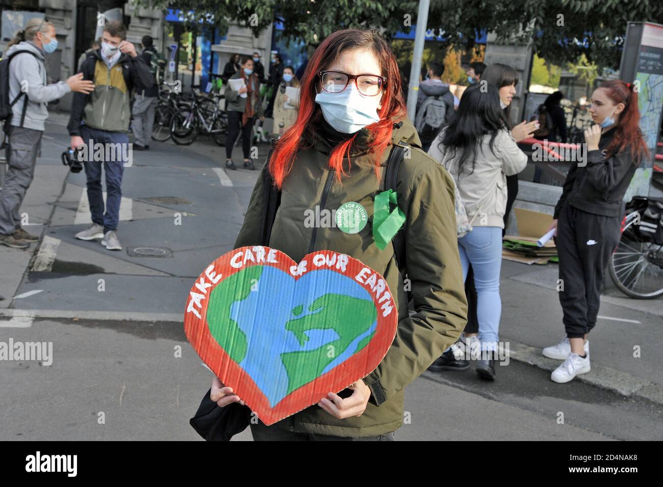 Milano (Italia), 2020 ottobre, i giovani del venerdì per il futuro, dopo l'interruzione dovuta all'epidemia di Covid 19, tornano in piazza per protestare contro il cambiamento climatico, cercando di rispettare le misure di sicurezza healt. Foto Stock