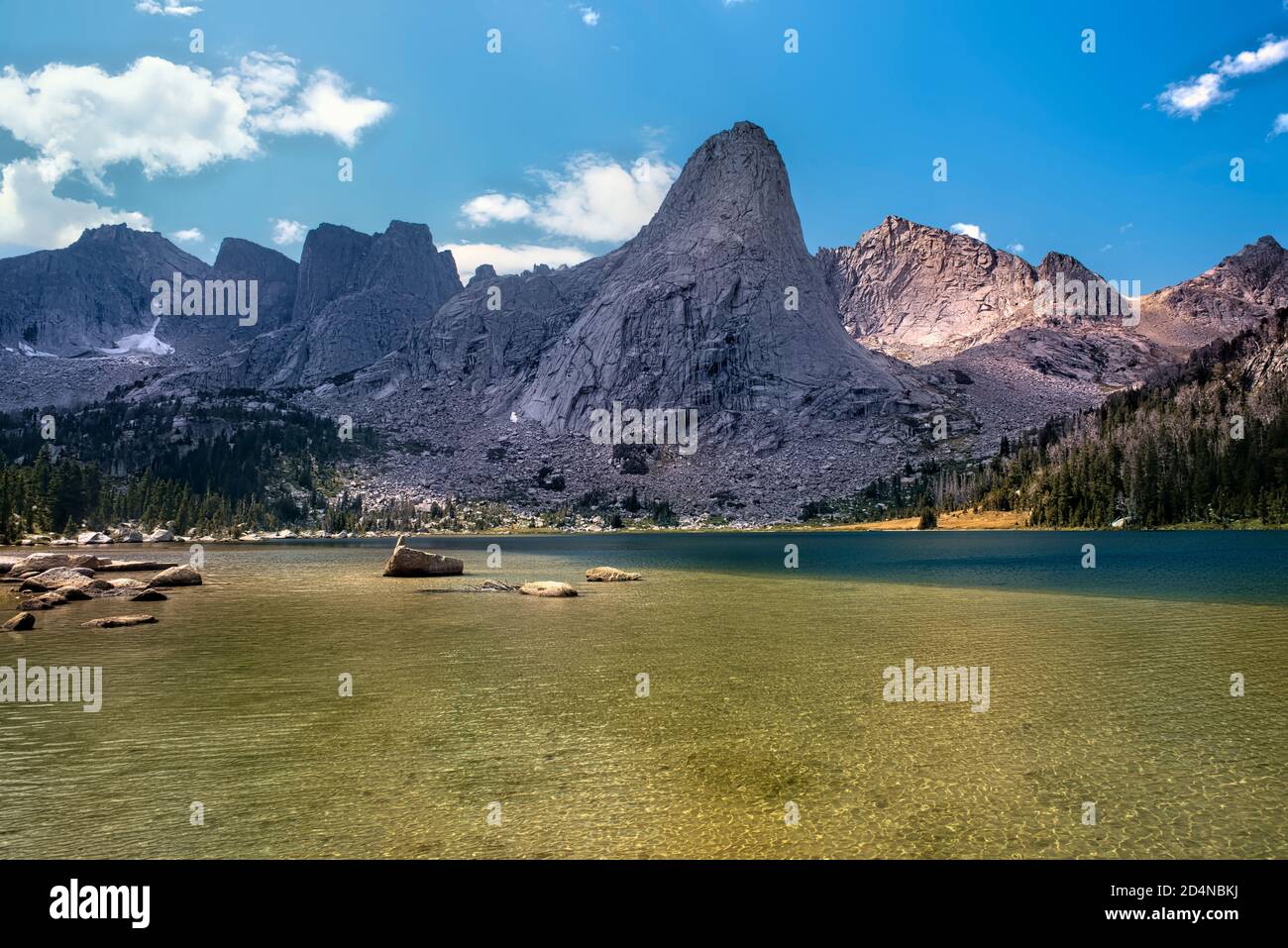 Lo splendido Cirque of Towers, visto dal lago Lonesome, Wind River Range, Wyoming, USA Foto Stock