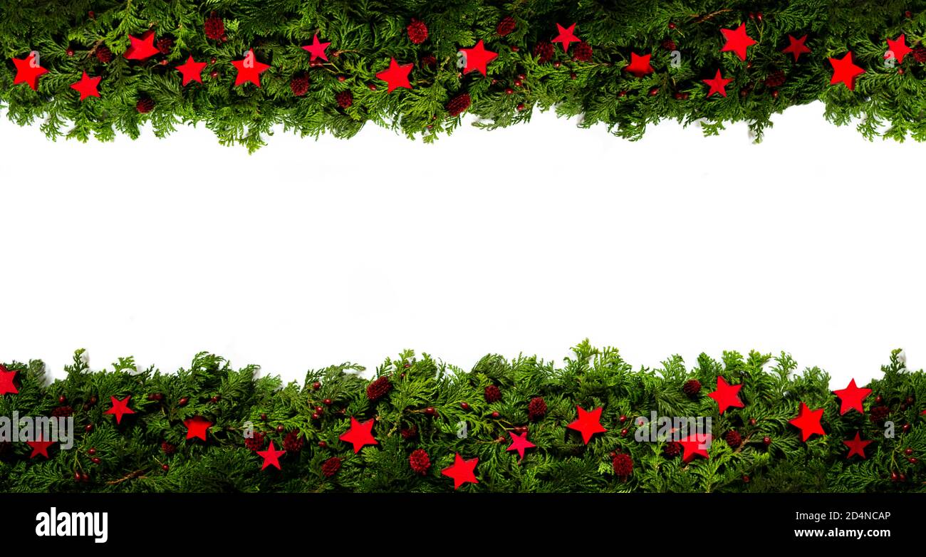 Banner natalizio e Garland con ramo in abete verde, cornice con stelle rosse Foto Stock