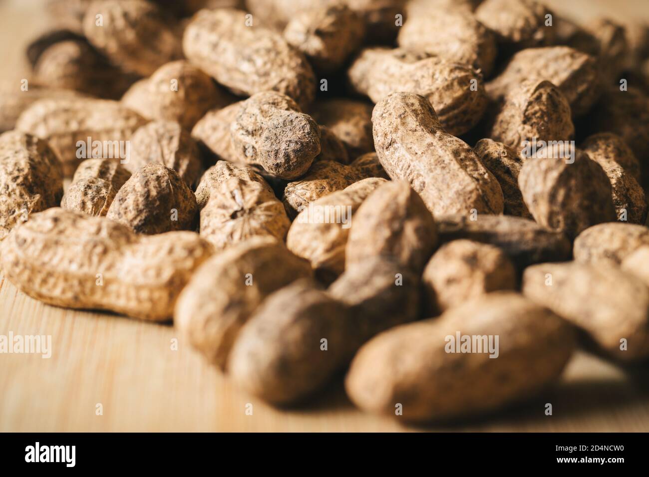 primo piano di arachidi su sfondo di legno Foto Stock