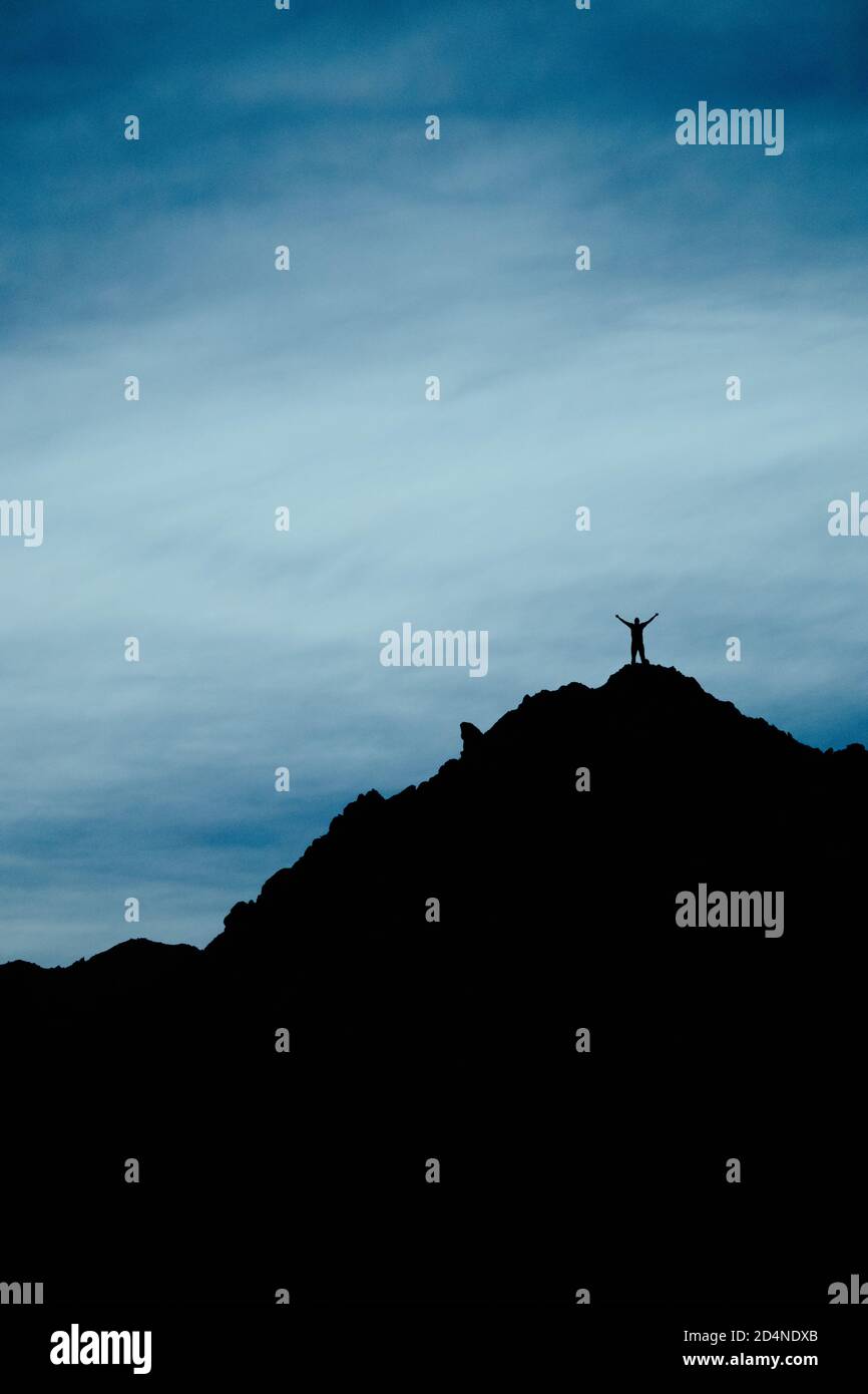 Silhouette di un uomo in piedi sulla cima della montagna in Ladakh, India con spazio di copia. Foto Stock