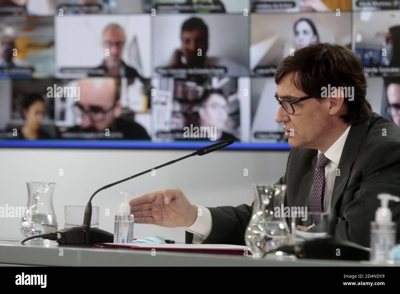 (201010) -- MADRID, 10 ottobre 2020 (Xinhua) -- il ministro spagnolo della Sanità Salvador Illa partecipa alla conferenza stampa di Madrid, Spagna, il 9 ottobre 2020. Il governo spagnolo venerdì ha decretato uno Stato di allarme di 15 giorni con effetto immediato per la regione di Madrid per limitare la diffusione del coronavirus. (La Moncloa/Handout via Xinhua) Foto Stock