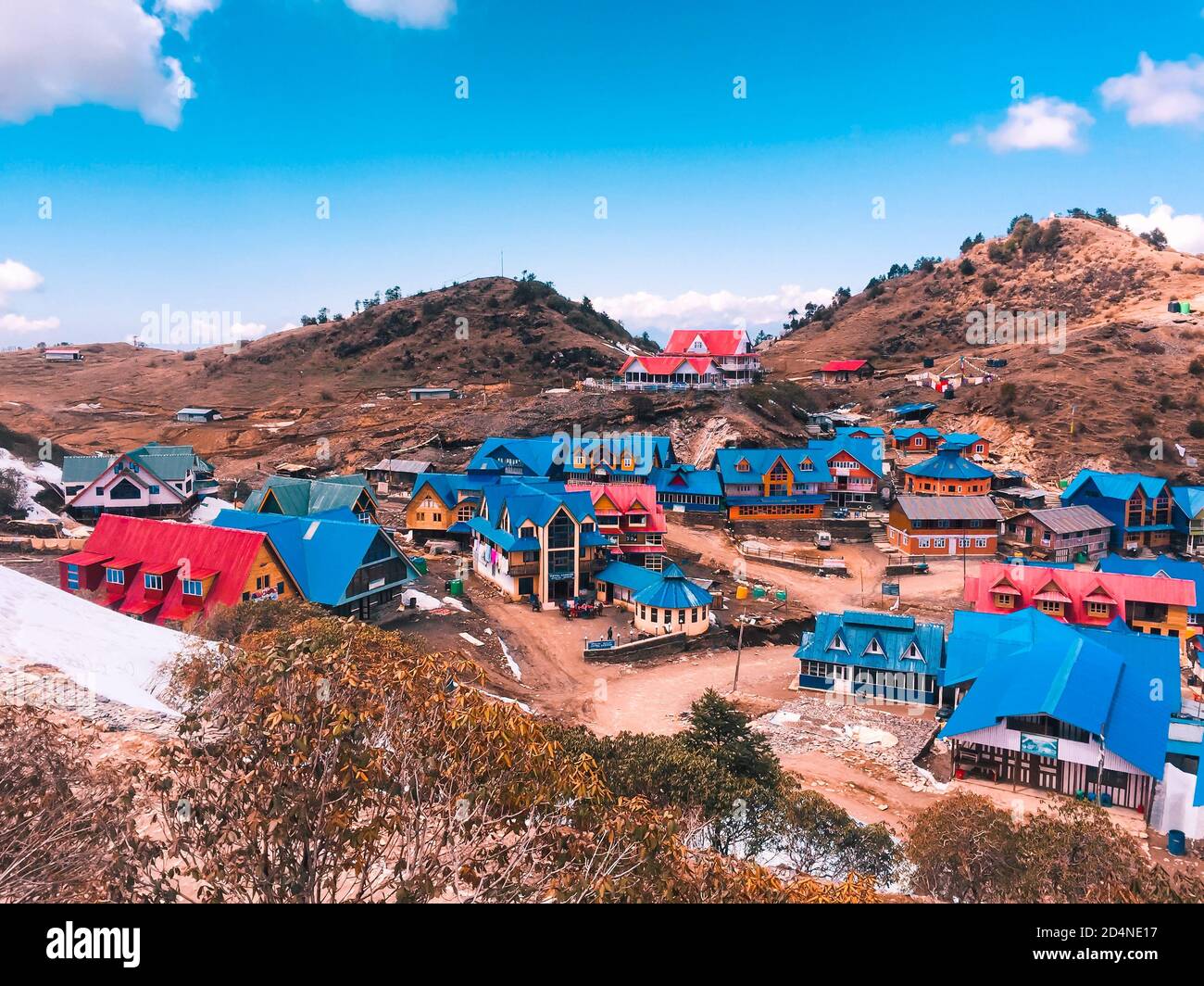 Bel villaggio kuri con una bella gamma di colline e cielo blu a Dolokha kalinchowk, Nepal. Foto Stock