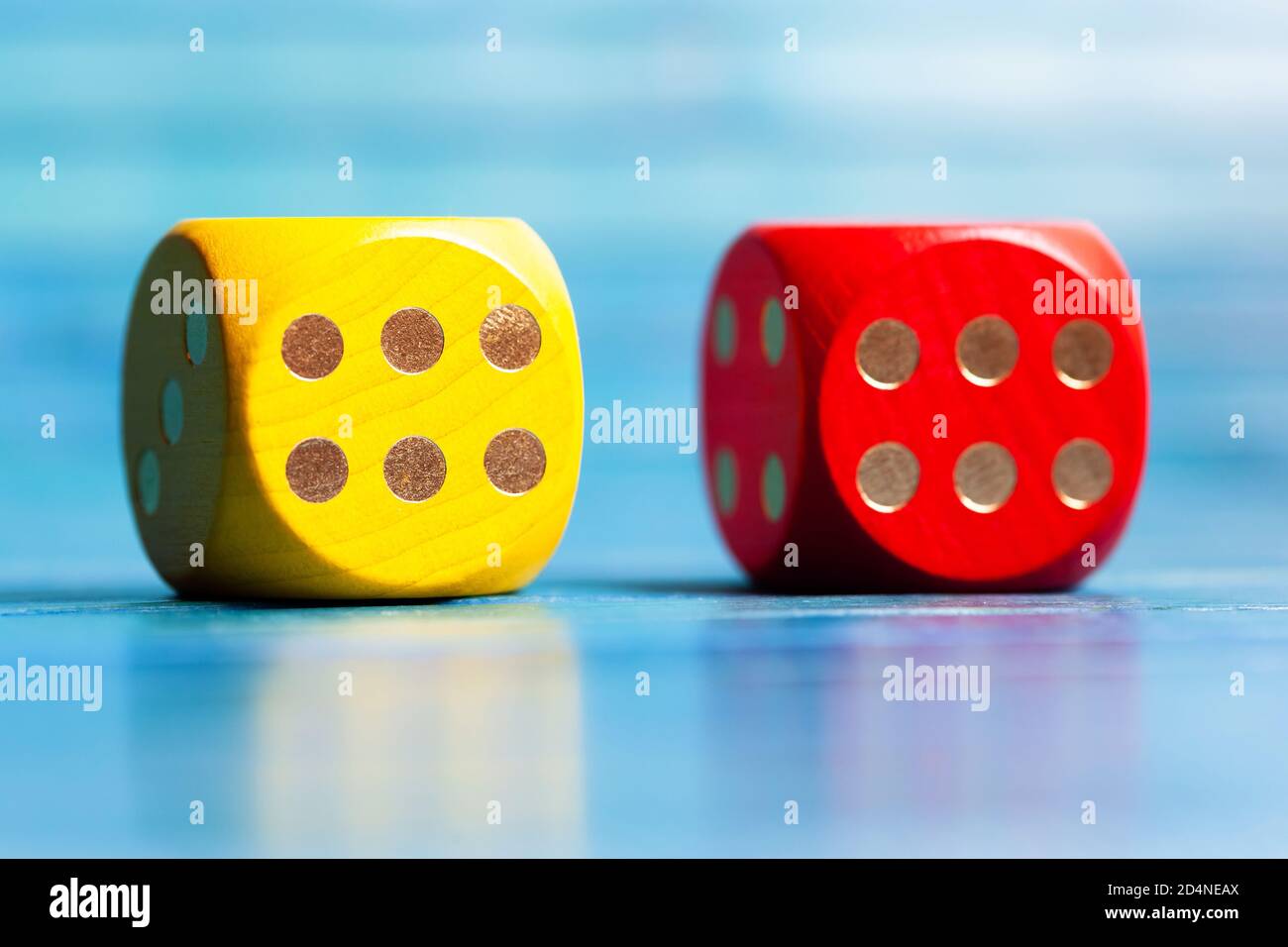 Due dadi colorati di gioco in legno che mostrano il numero sei, fortuna nei giochi da tavolo, buone possibilità, grande probabilità concetto astratto. Numeri fortunati, concetto vincente Foto Stock