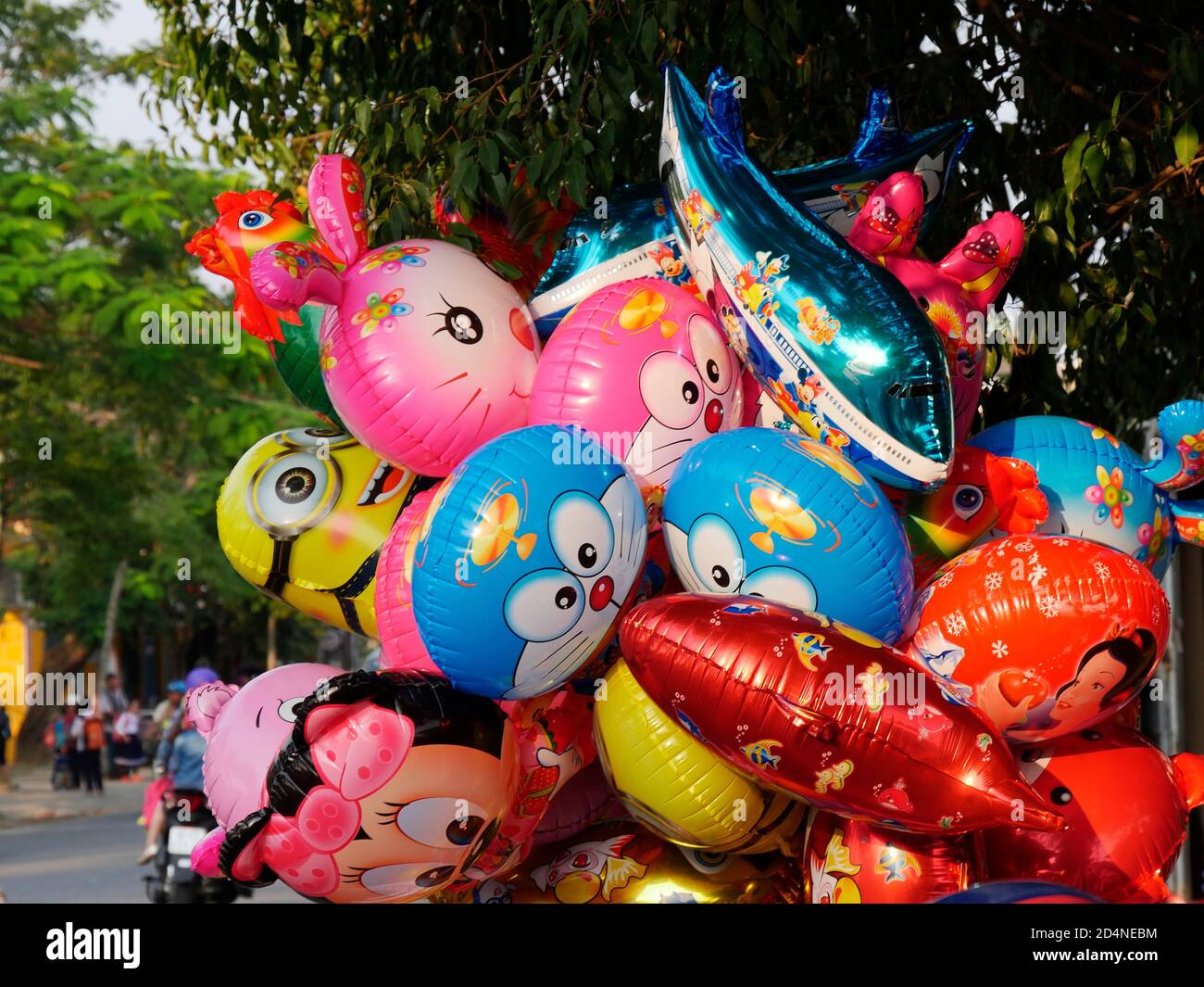 Vietnam, Provincia di Quang Nam, Città di Hoi An, Città Vecchia, Patrimonio dell'Umanità dall'UNESCO, venditore di palloncini Foto Stock