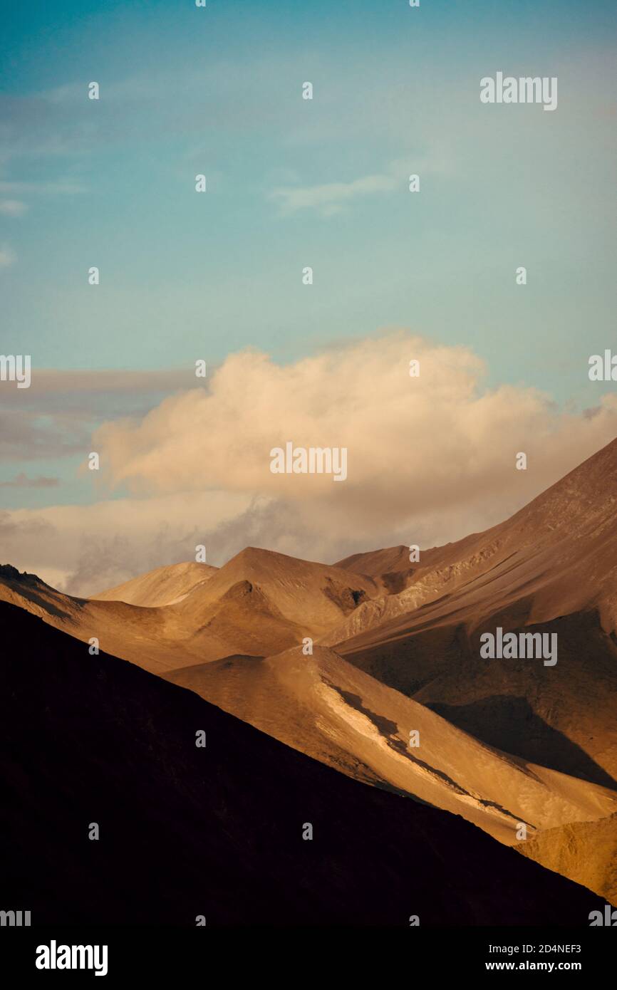 Montagne del deserto al tramonto dell'ora d'oro vicino al lago Pangong, India Foto Stock