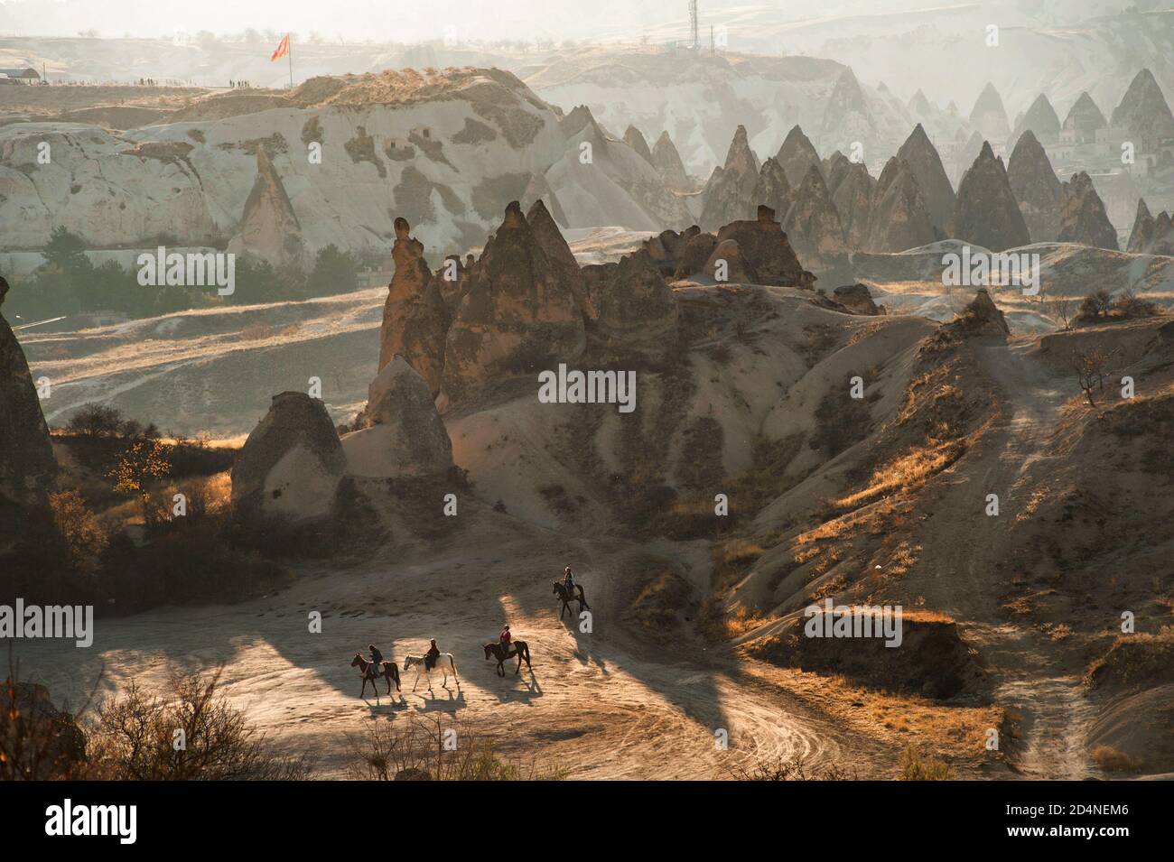 Cappadocia, Turchia. 8 Novembre 2017 i Riders passano attraverso il paesaggio vulcanico della Cappadocia Anatoliana, conosciuta come la Terra dei bei cavalli. Foto Stock