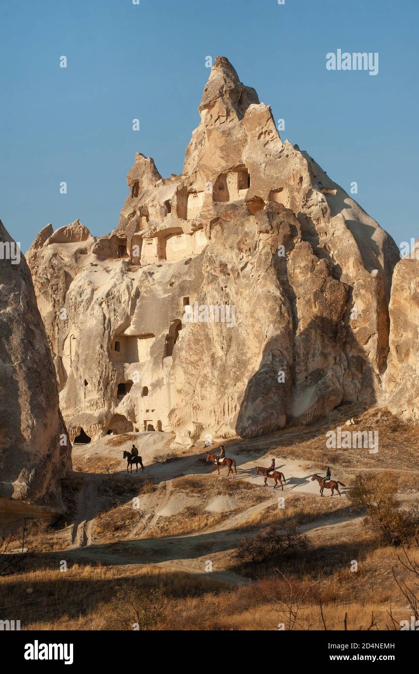 Cappadocia, Turchia. 8 Novembre 2017 Trekking a cavallo attraverso il paesaggio vulcanico della Cappadocia Anatoliana, conosciuta come la Terra dei bei cavalli. Foto Stock