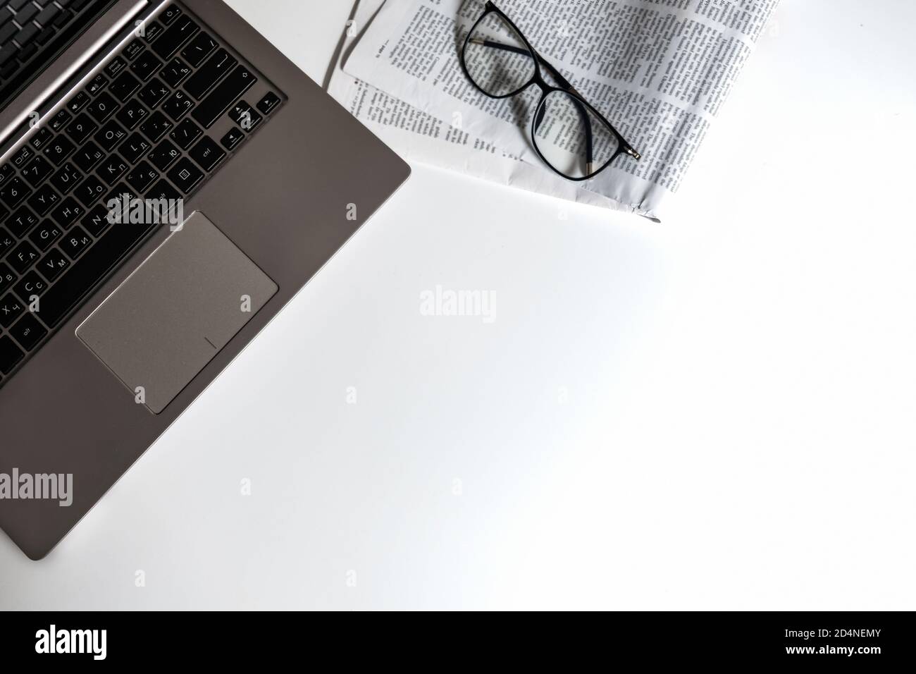 Spazio di lavoro per l'ufficio domestico Flatlay per l'isolamento. Luogo di apprendimento per homeschooling o luogo di lavoro per un freelance. Scrivania bianca con spazio vuoto. Giornale. Foto Stock