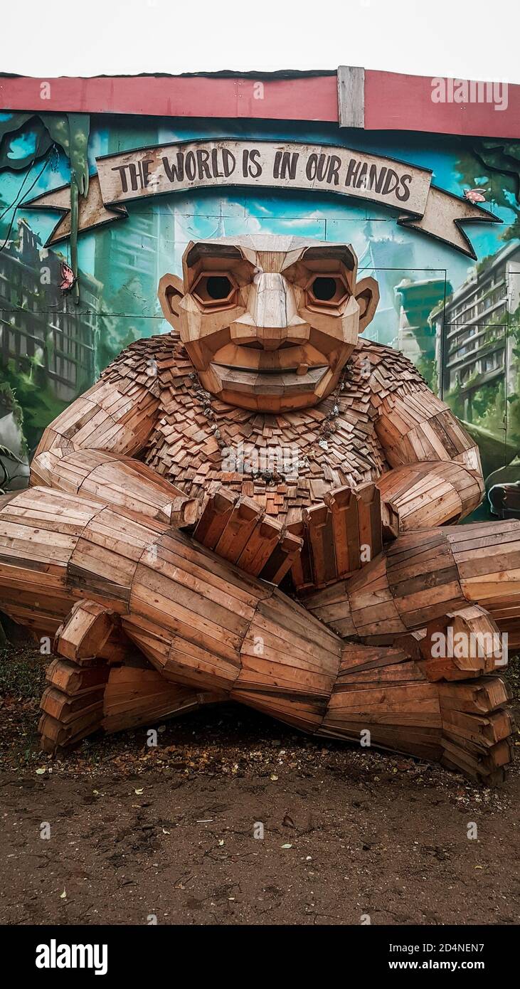 Copenhagen / Danimarca - Novembre 2019: Arte murale unica vicino all'ingresso della città libera autoproclamata Christiania. Hippie stile di vita colorato parete Foto Stock