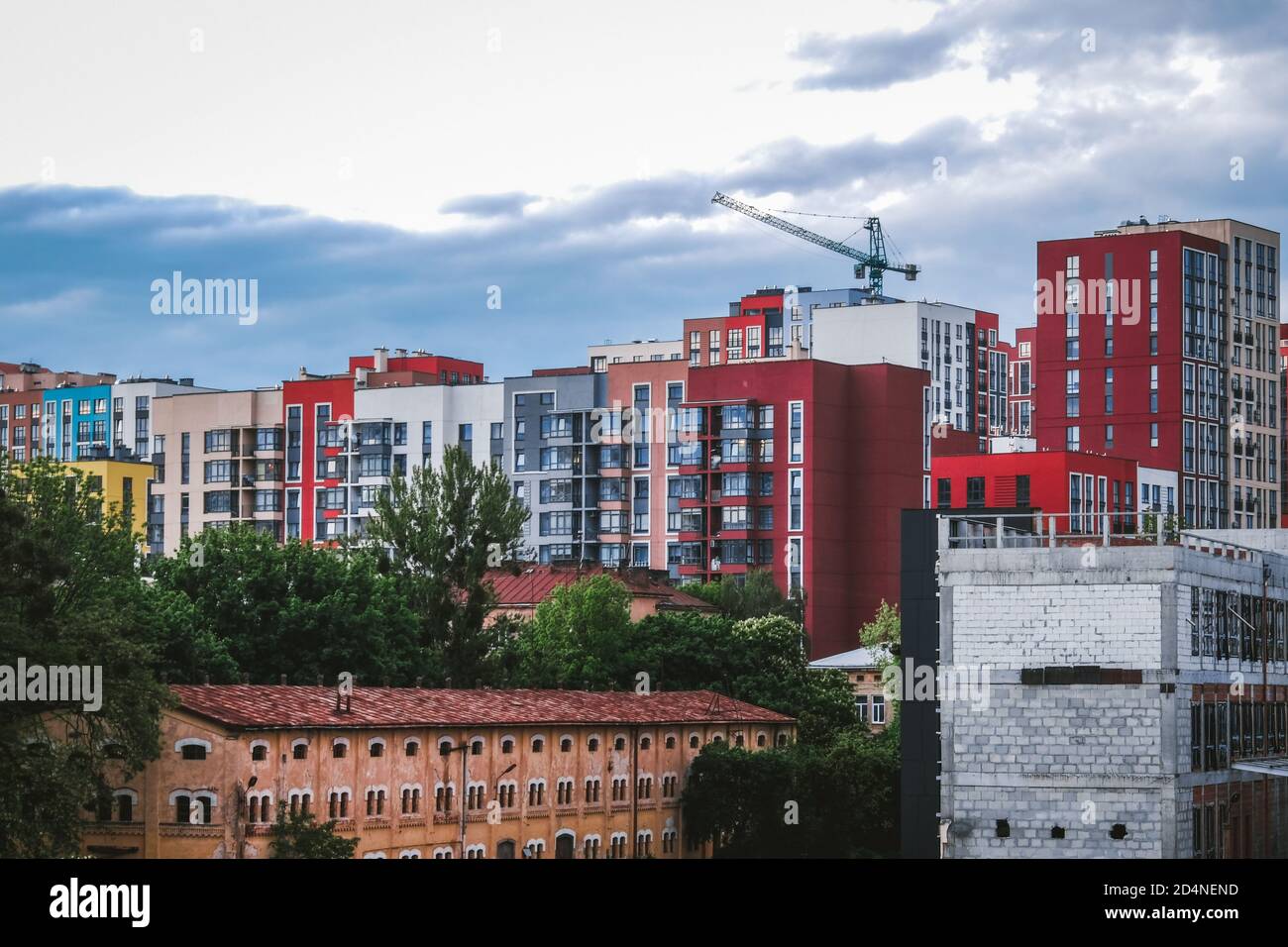 Vista dall'alto del cantiere nella città moderna. Edifici colorati in un'area residenziale. Bella architettura di paesaggio urbano in Europa orientale. Foto Stock