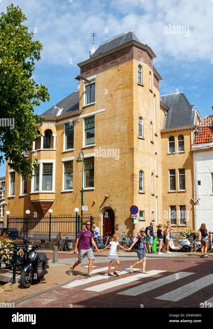 Vista sul centro storico di Gouda. Westhaven strada con il monumento e l'ex magazzino De Zon in un pomeriggio di sole. Olanda meridionale, Paesi Bassi. Foto Stock