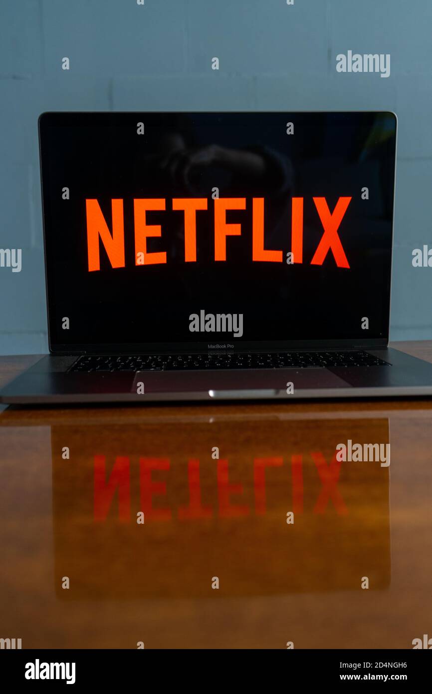 Tabella con il logo Netflix su Apple MacBook Pro. Netflix è un fornitore globale di film in streaming e serie TV. Foto Stock