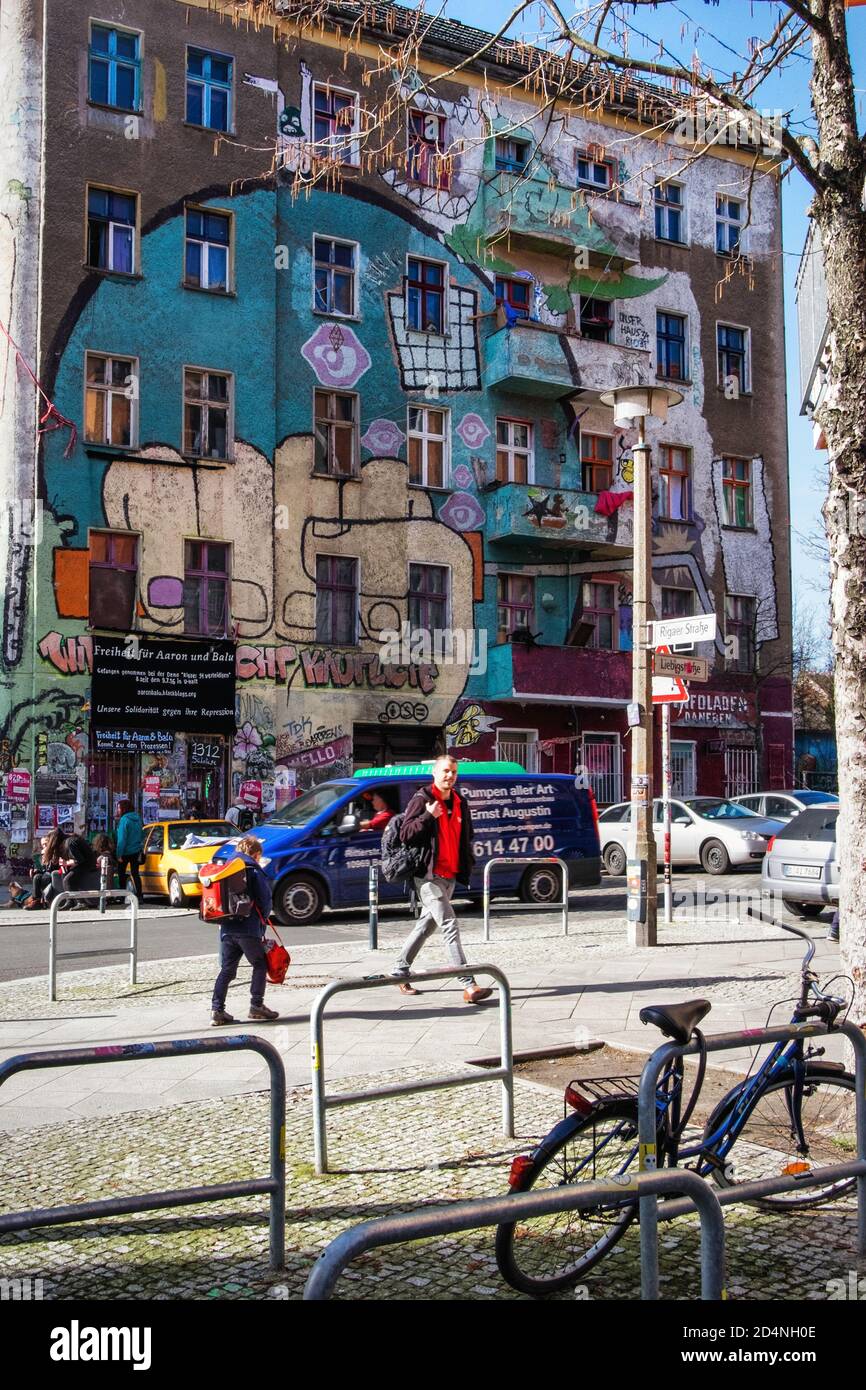 Germania, Berlino, Friedrichshain, Liebigstrasse 34. 9 ottobre 2020. "Liebig 34" è stato uno degli ultimi progetti residenziali radicali di sinistra. Liebigstrasse 34 è stata occupata dopo la caduta del Muro di Berlino nel 1990 e da allora è stato un "progetto di alloggi anarchici-queer-femministi". I residenti hanno firmato un contratto di locazione decennale nel 2008 con il proprietario, un imprenditore immobiliare, Gijora Padovicz. Il contratto è scaduto alla fine del 2018 e quando i residenti non hanno lasciato il proprietario citato in giudizio per sfratto. L'edificio Liebig 34, coperto da bandiere e graffiti di sinistra, ha offerto un luogo di rifugio Foto Stock