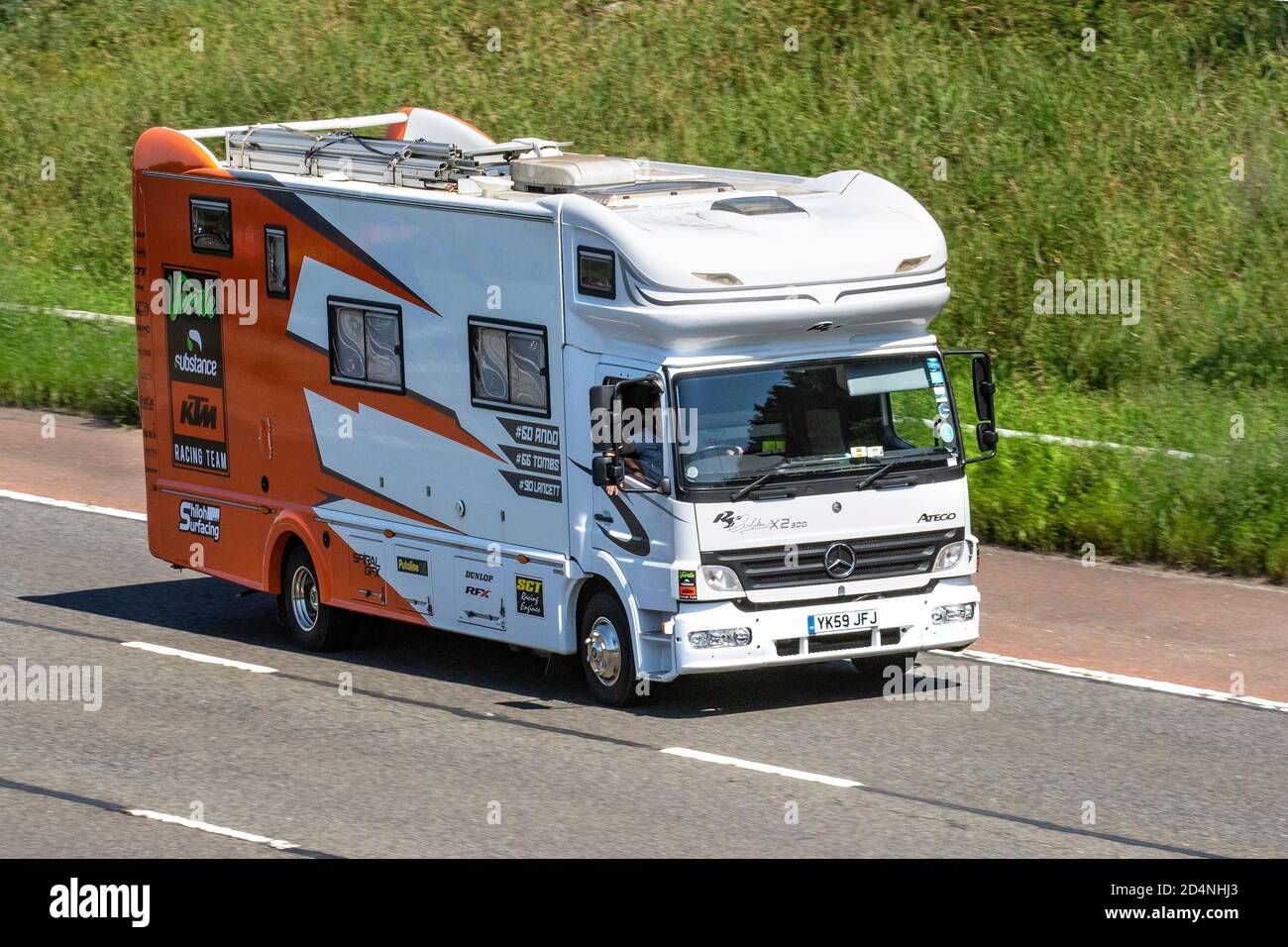 Alloggi per la squadra di corse ciclistiche KTM Verde; roulotte e camper, camper sulle strade della Gran Bretagna, veicoli per il tempo libero per camper, vacanze in caravan, vacanze in roulotte Touring, conversioni di Mercedes Benz 2009 bianco Atego. RS Evolution x2 30G guida sull'autostrada M6, Regno Unito Foto Stock