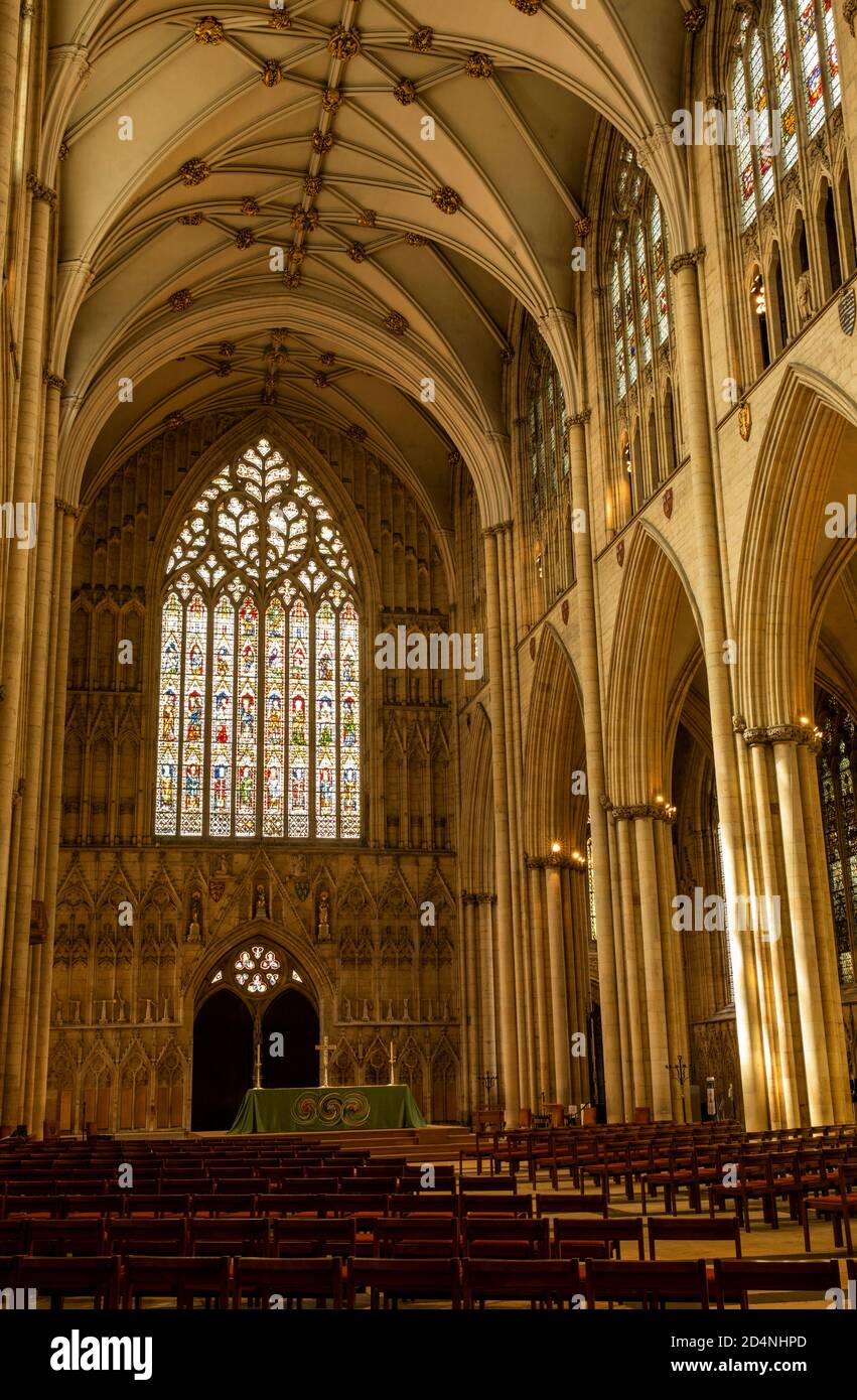 Regno Unito, Inghilterra, Yorkshire, York Minster, nave e West Window Foto Stock