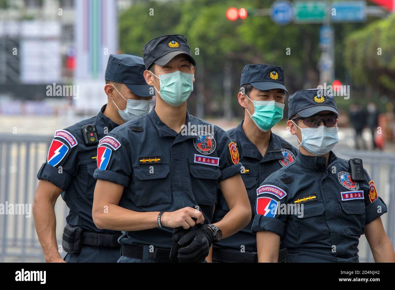 Taipei, Taiwan. 10 Ott 2020. Una squadra di swat fornisce sicurezza durante la Giornata Nazionale della Repubblica Cinese (ROC) nella capitale di Taiwan Taipei. La festa commemora l'inizio dell'rivolta di Wuchang del 10 ottobre 1911, che ha portato alla fine della dinastia Qing in Cina e alla nascita del ROC. In questi giorni, la repubblica insulare si identifica come una nazione indipendente. Ma la Cina la vede ancora come una provincia di spavolvero. Un maggiore impegno con gli Stati Uniti sta intensificando la tensione tra Taiwan e la Cina. Credit: ZUMA Press, Inc./Alamy Live News Foto Stock