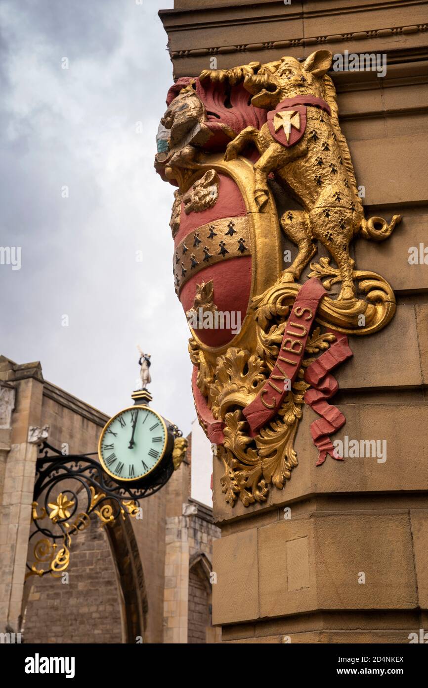 Regno Unito, Inghilterra, Yorkshire, York, Coney Street, ex cresta della banca e orologio sopra la strada Foto Stock