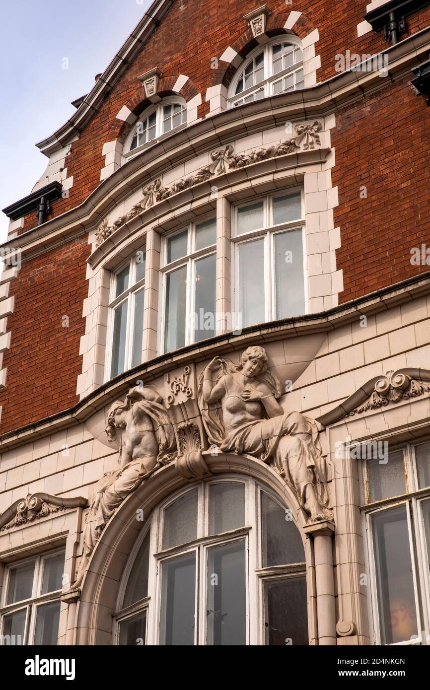 Regno Unito, Inghilterra, Yorkshire, York, High Ousegate, eleganti finestre della proprietà edoardiana Foto Stock