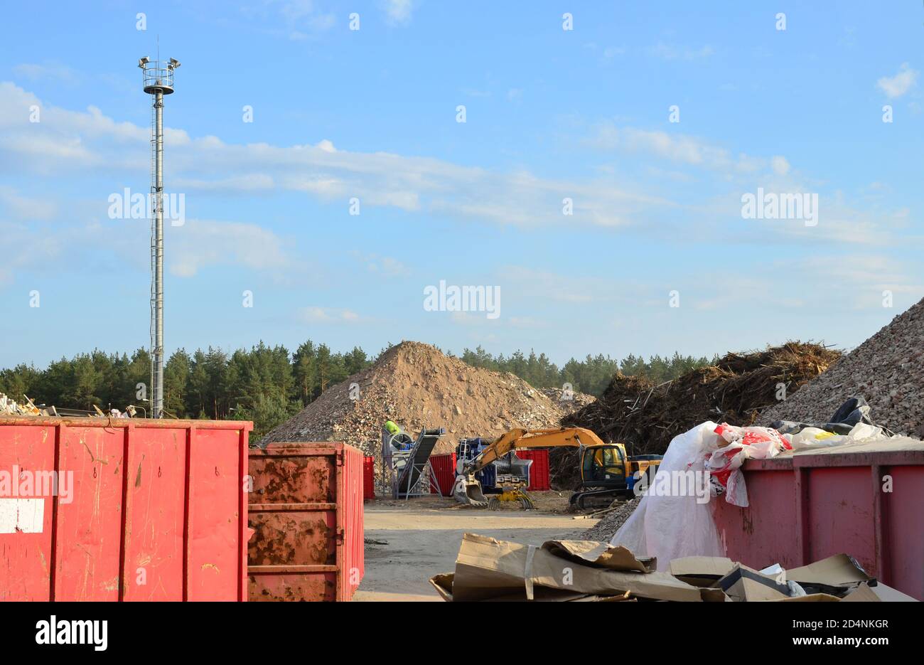 Salta per lo scarico dei rifiuti di ristrutturazione. Serbatoi di metallo e capacità per lo stoccaggio e il trasporto di rifiuti. Contenitori e contenitori per rifiuti metallici per MSW. Foto Stock
