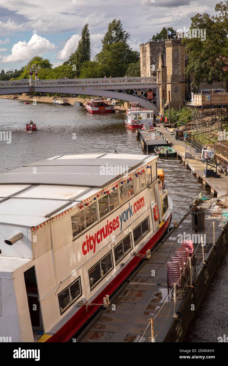 Regno Unito, Inghilterra, Yorkshire, York, crociere turistiche in barca sul fiume Ouse a Lendal Bridge Foto Stock
