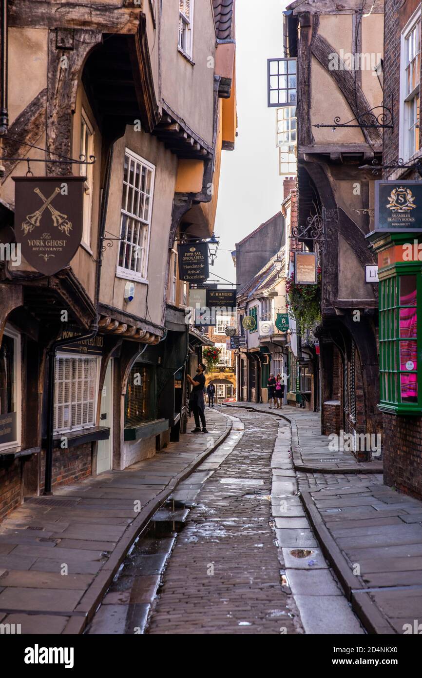 Regno Unito, Inghilterra, Yorkshire, York, Shambles, gli edifici a graticcio sospesi in legno d'acqua incorniciati in una stretta corsia acciottolata Foto Stock