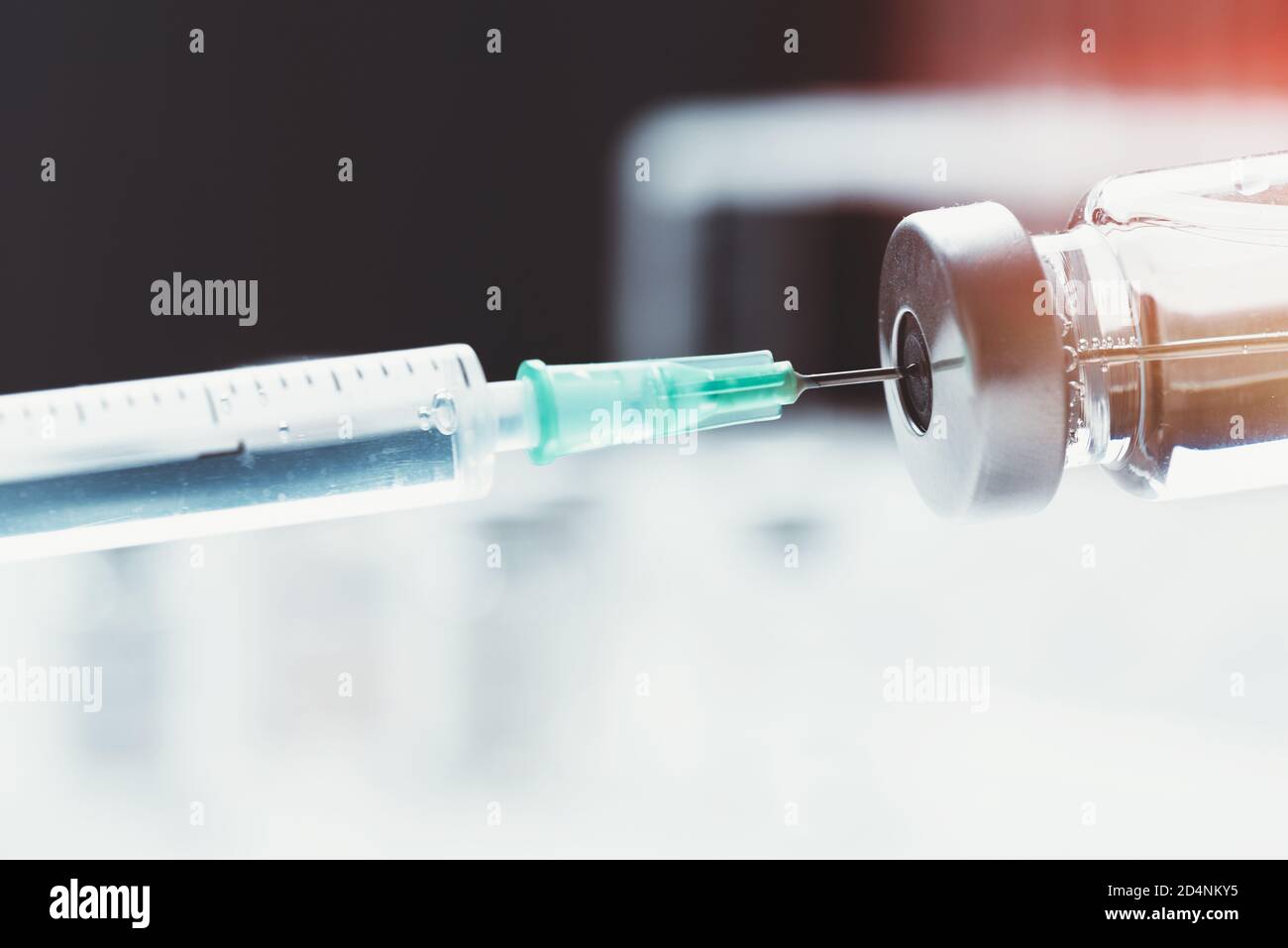 Flacone e siringa di vaccino. Concetto di vaccino contro l'influenza, il virus della corona Foto Stock