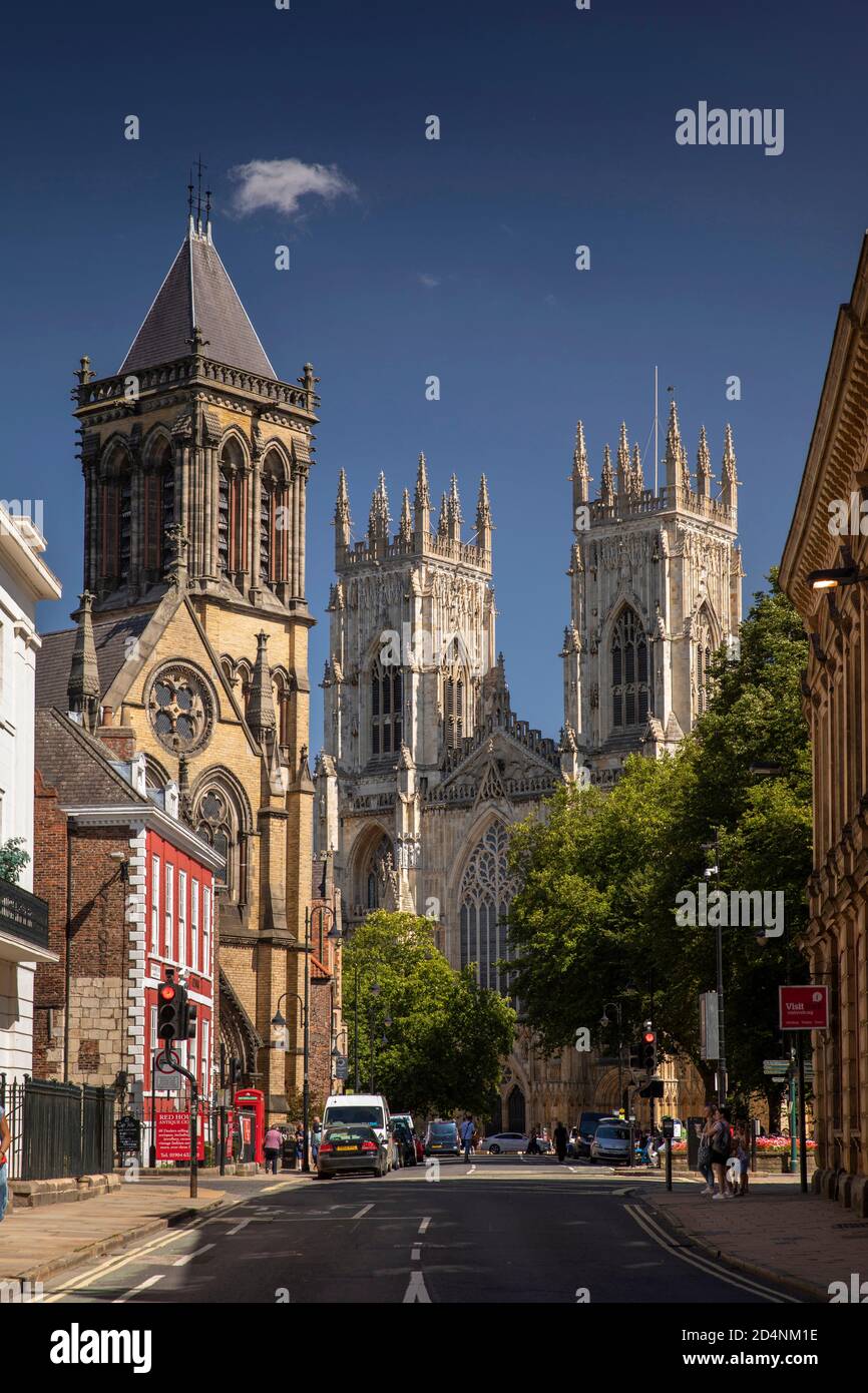 Regno Unito, Inghilterra, Yorkshire, Duncombe Place, York Minster West Front al sole Foto Stock