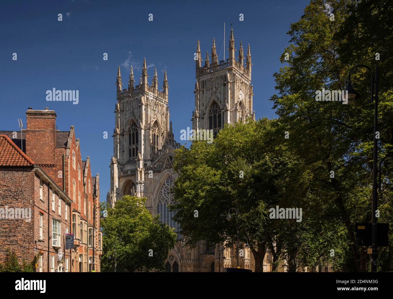 Regno Unito, Inghilterra, Yorkshire, Duncombe Place, York Minster West Front al sole Foto Stock