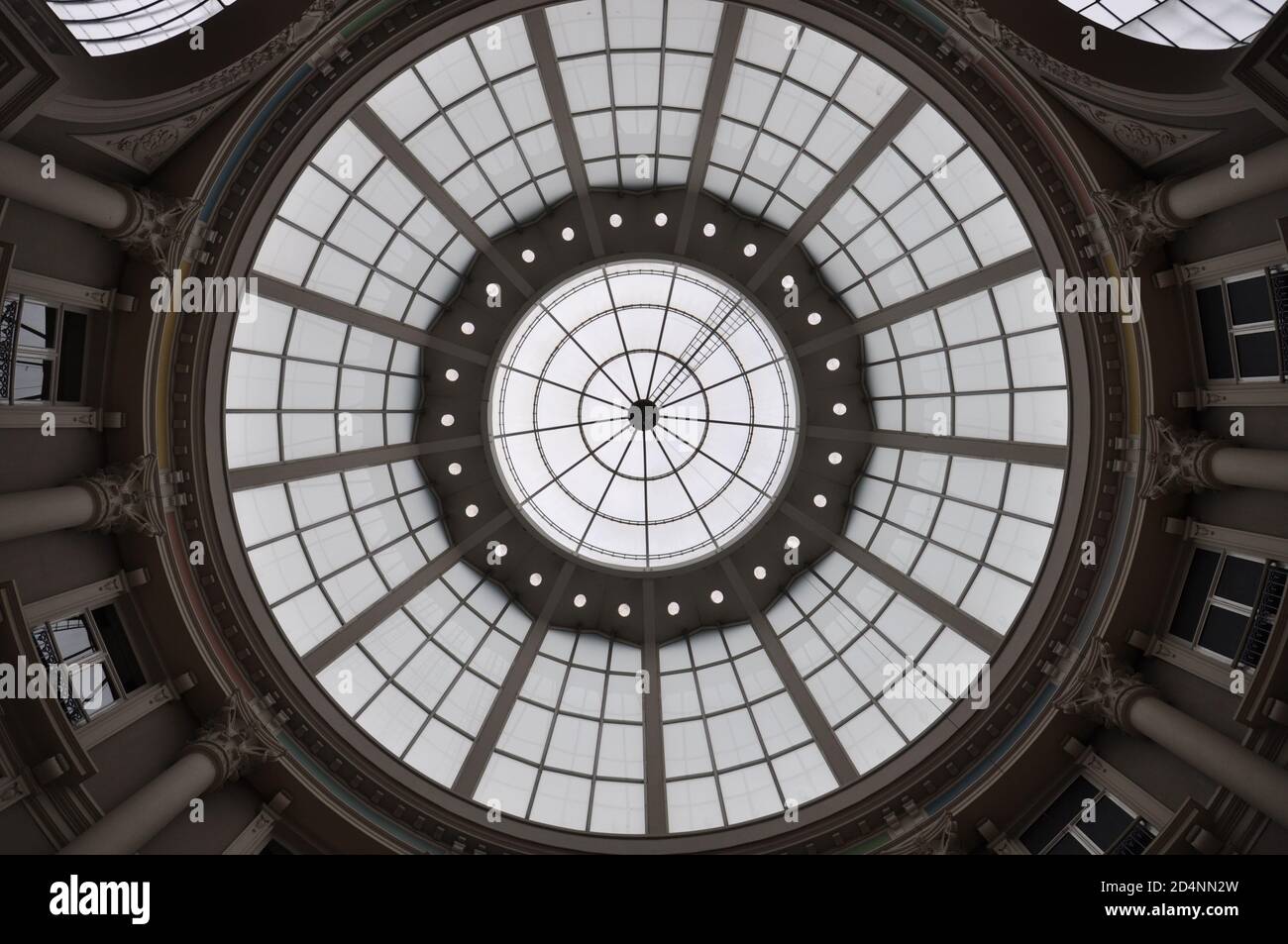 Vista dall'alto di un tetto a cupola in vetro ornato con pannelli in vetro in cerchi radiali concentrici. Foto Stock