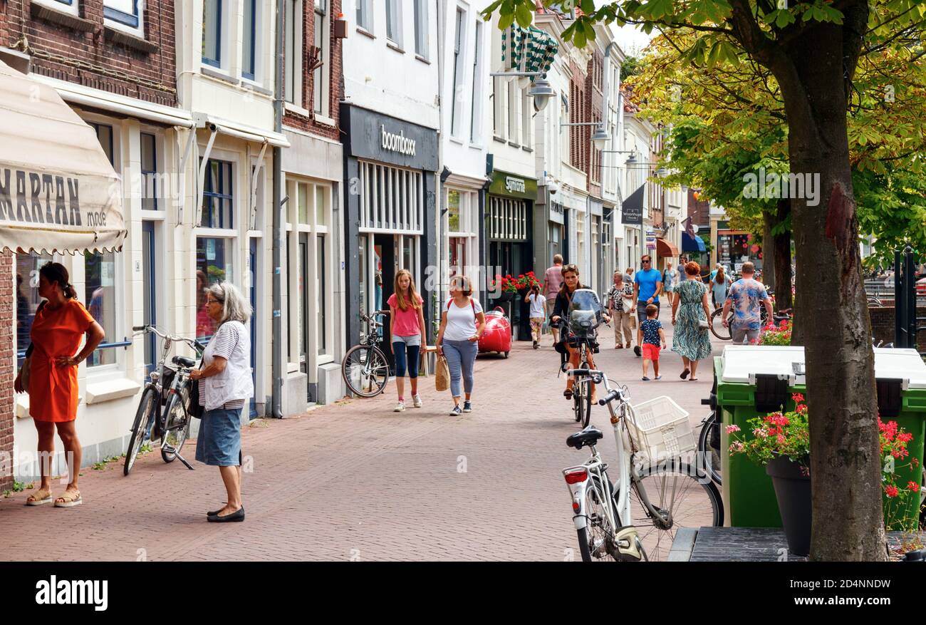 Vista sul centro di Gouda. Zeugstraat con gli amanti dello shopping in un pomeriggio soleggiato. Olanda meridionale, Paesi Bassi. Foto Stock
