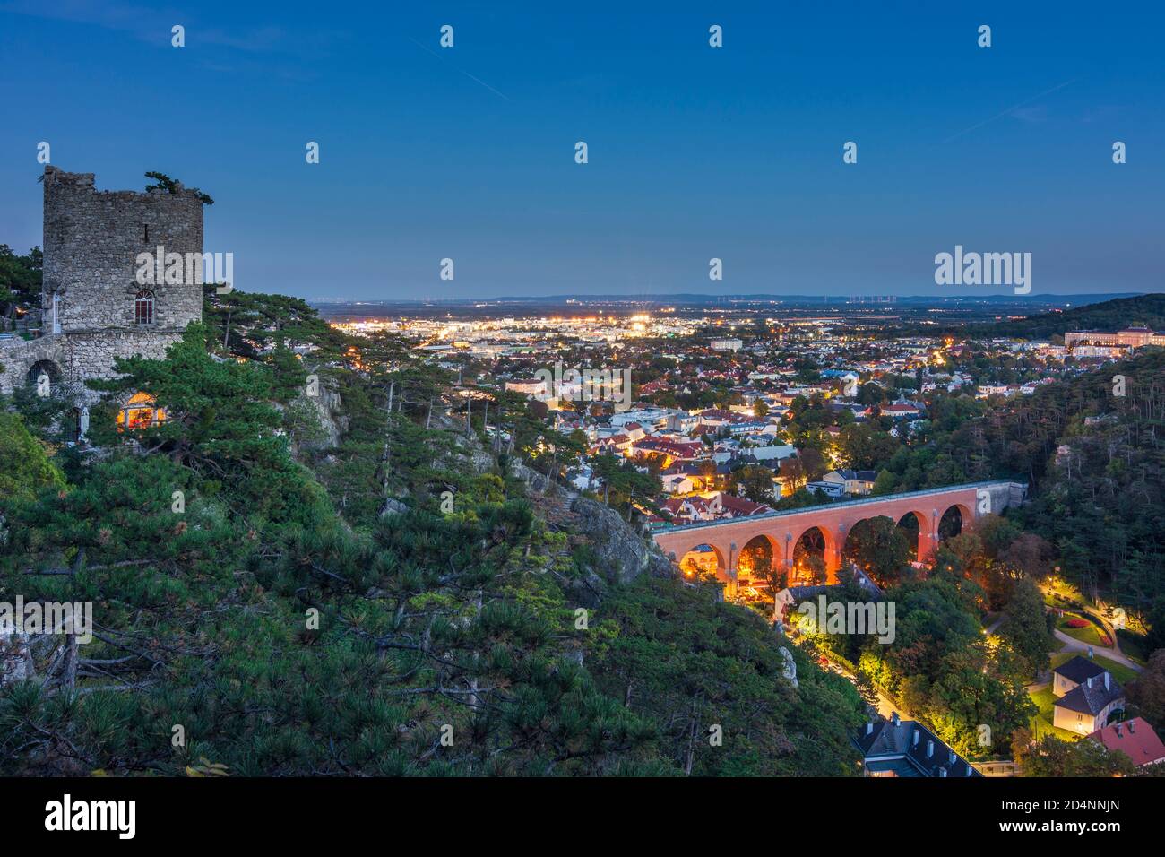 Mödling: Torre nera, acquedotto del primo oleodotto della sorgente di montagna di Vienna, centro Mödling, parco naturale Naturpark Föhrenberge a Wienerwald, Vienna Foto Stock