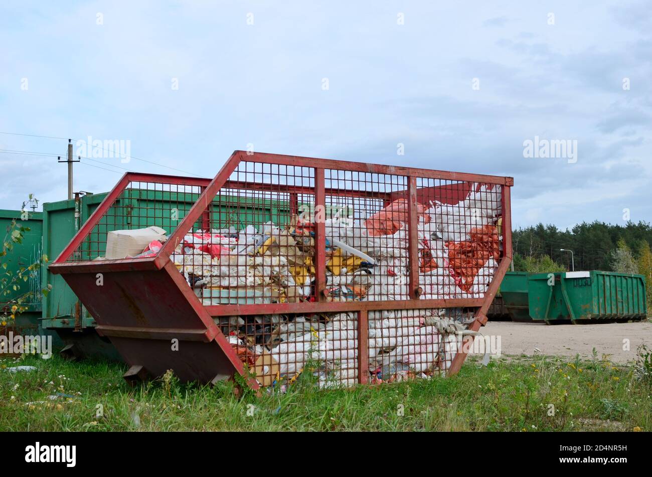 Salta per lo scarico dei rifiuti di ristrutturazione. Serbatoi di metallo e capacità per lo stoccaggio e il trasporto di rifiuti. Contenitori e contenitori per rifiuti metallici per MSW. Foto Stock