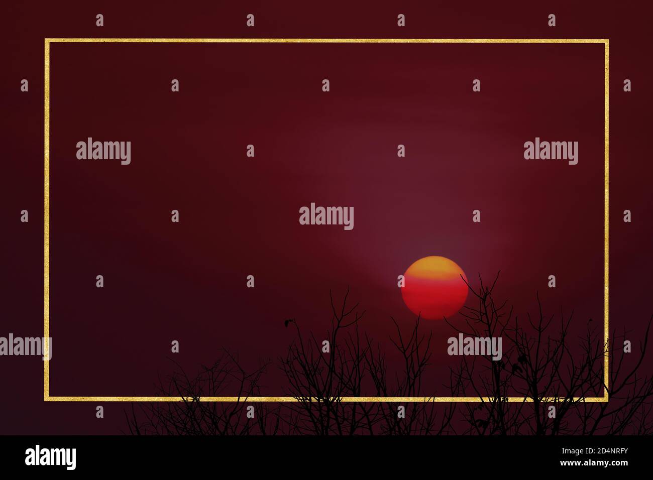 gold border tramonto sulla silhouette asciutto albero scuro rosso nuvola sul cielo, concept foto interni di lusso sulla parete Foto Stock
