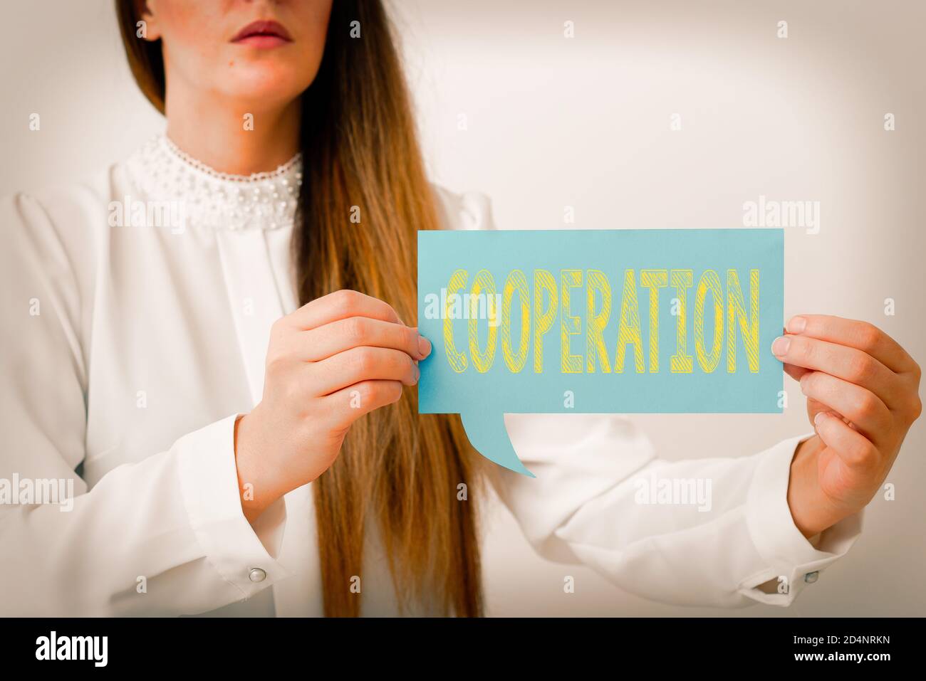 Nota di scrittura che mostra la cooperazione. Concetto di affari per le azioni di qualcuno che sta essendo utile facendo che cosa è voluto che visualizzati i mock di colore differenti Foto Stock