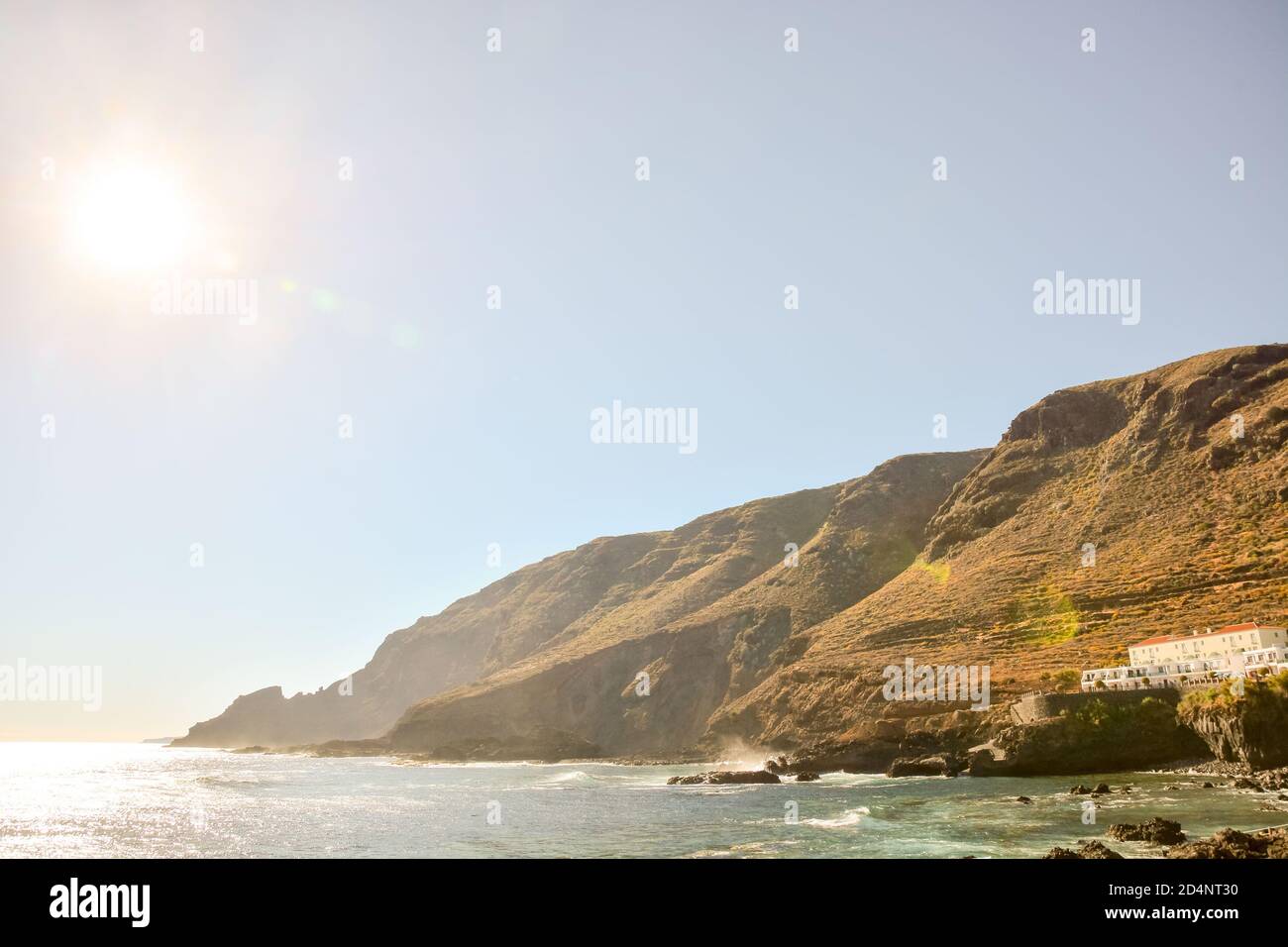 Il sole che tramonta nel mare Foto Stock