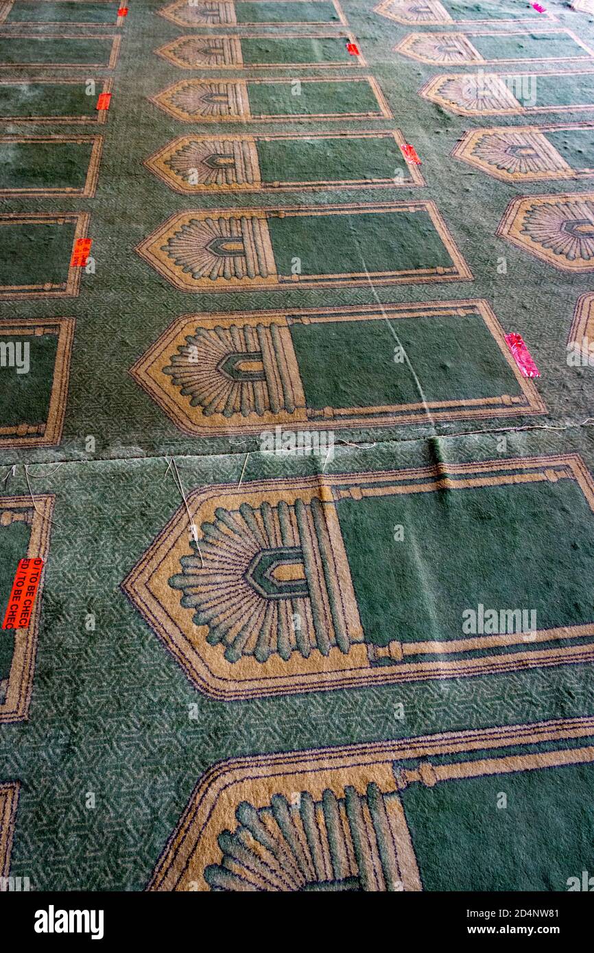 Tappeti di preghiera marcati per la distanza sociale per COVID-19, moschea di Ibn Tulun, il Cairo, Egitto Foto Stock