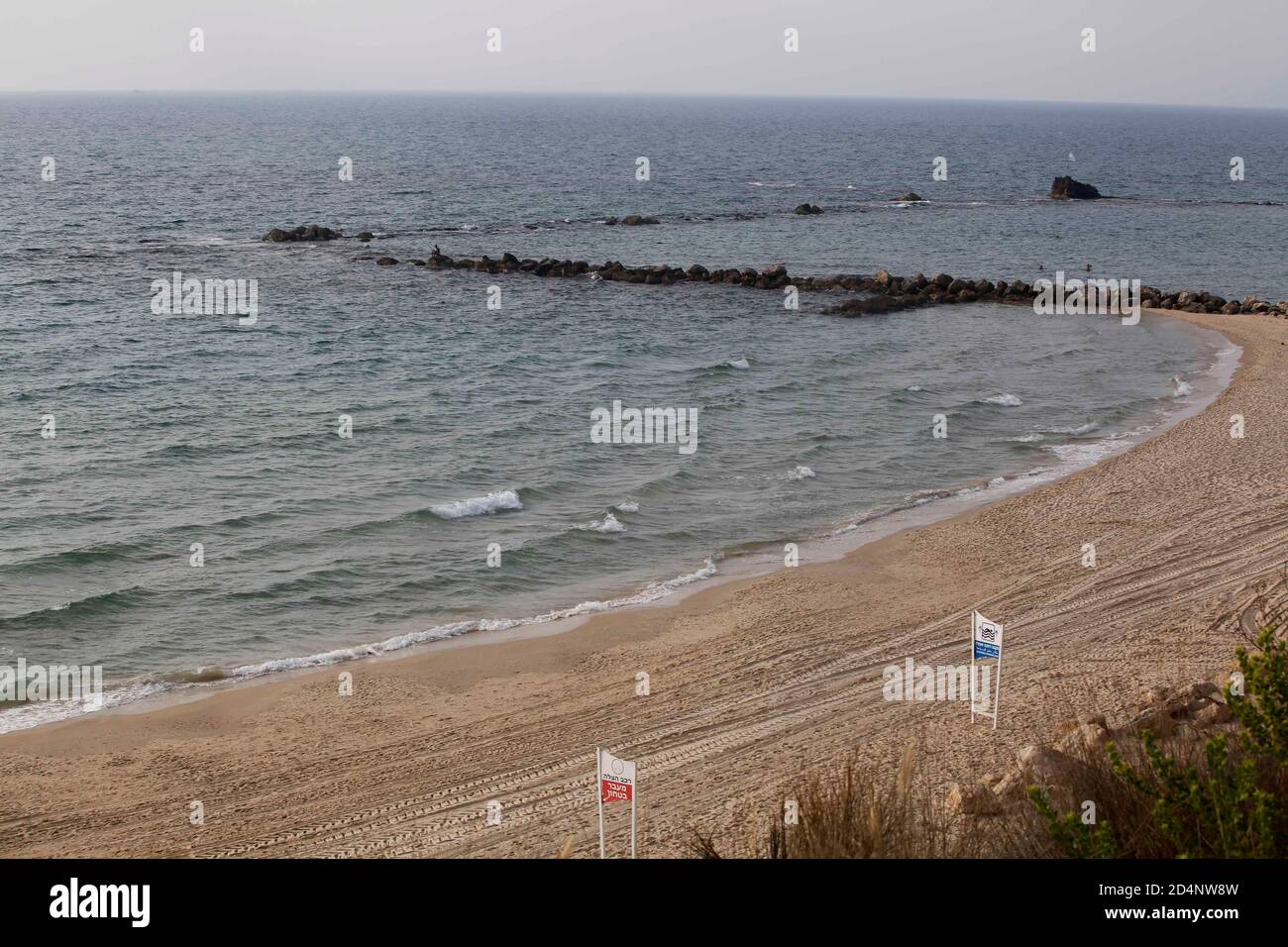 BAT Yam. 9 Ott 2020. Una spiaggia vuota è vista nella città centrale israeliana di Bat Yam in mezzo al blocco anti-coronavirus il 9 ottobre 2020. Credit: Gil Cohen Magen/Xinhua/Alamy Live News Foto Stock